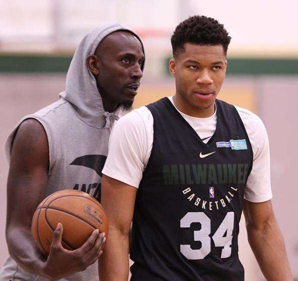 位球员在比 位球员在比