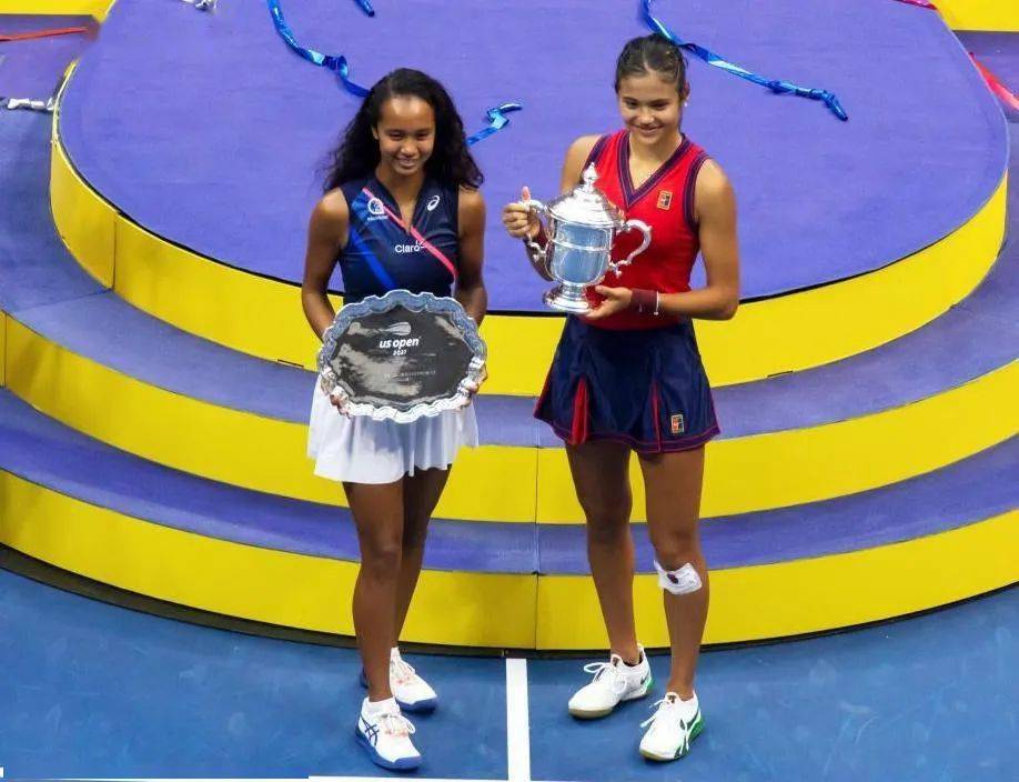 的小心谨慎 的小心谨慎